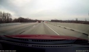 Un camion se prend un pneu en pleine autoroute