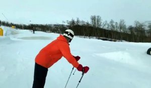 Double chute en ski sur une rampe !