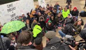 Greta Thunberg proteste pour la première fois avec les jeunes européens activistes pour le climat