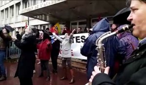 Manifestation pluvieuse et festive devant le rectorat de Nancy Metz