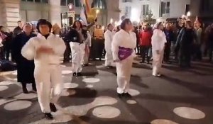 Une chorégraphie a été interprétée devant la mairie de Pau sur l'air de "L'hymne des femmes".