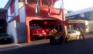 Voilà ce que font les pompiers quand un voiture est mal garée