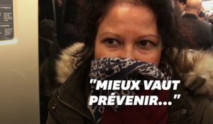 Dans le métro, ces Parisiens se protègent du coronavirus avec des gants et des écharpes