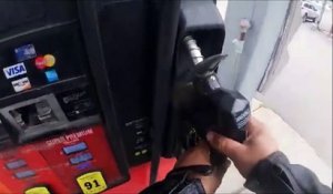 Un motard vraiment malchanceux à la pompe à essence
