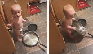 Un bébé prépare à manger