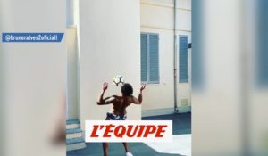 Bruno Alves jongle avec ses pecs - Foot - WTF