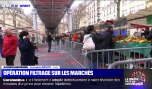 Des barrières installées au marché de Barbès à Paris pour faire respecter les distances de sécurité entre les clients