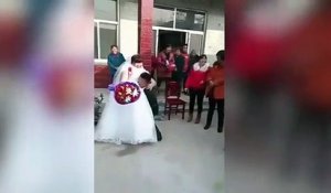 Il n'arrive pas à porter sa femme le jour de leur mariage