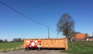 Coronavirus: le police bloque avec des conteneurs sur les passages frontaliers alternatifs entre la Belgique et les Pays-Bas