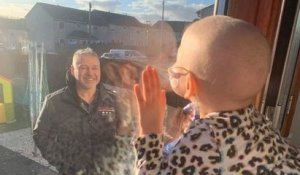 Atteinte d'une leucémie et confinée, cette fillette embrasse son papa par la vitre de sa chambre d'hôpital