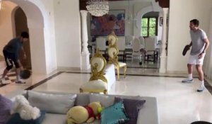 Coronavirus - Djokovic s'entraîne dans son salon avec ... une poêle