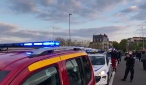 L'hommage des policiers, des pompiers, des ambulanciers aux soignants devant le CHU de Nantes