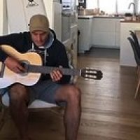 Ducuing se met à la guitare