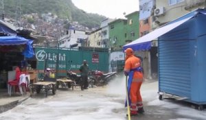 Coronavirus: à Rio de Janeiro, des employés de nettoyage se mobilisent pour désinfecter la favela Rocinha