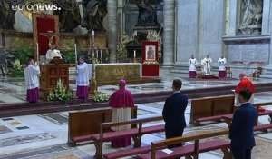 Pâques : le pape délivre sa bénédiction urbi et orbi dans une cathédrale Saint-Pierre quasi vide