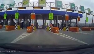 Ce conducteur se fait piquer son passage au péage !