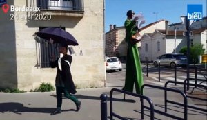 A Bordeaux, des crieurs de rue transmettent vos messages pendant le confinement