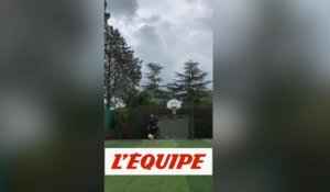Séance de jongles dans le jardin pour Enzo Zidane - Foot - WTF