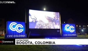 En Colombie, un écran géant installé pour partager un moment "ciné" depuis son balcon
