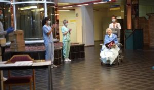 En Belgique, cette centenaire guérie du coronavirus quitte l'hôpital sous les applaudissements