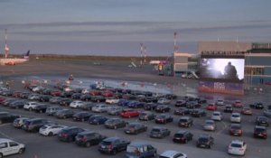 Faute de passagers, l'aéroport de Vilnius se transforme en un cinéma en plein air