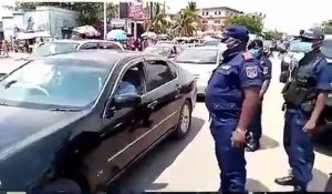Le chef de la police ville de Kinshasa, Sylvano Kasongo, sensibilise pour le port de masque.