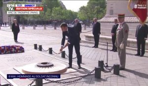 8-mai: Emmanuel Macron ravive la flamme de la tombe du Soldat inconnu