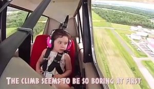 Ce pilote emmène sa fille dans son avion et fait des loopings... Réaction adorable