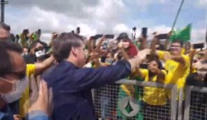 Au Brésil, Jair Bolsonaro s'offre un bain de foule en pleine pandémie de coronavirus
