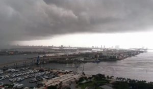 Miami disparait, avalée par un nuage de pluie