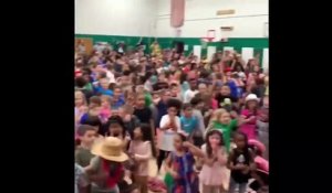 Le chanteur Lil Nas X surprend des enfants pour un concert à l'école !