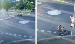 Deux hommes bourrés à scooter tombent juste devant un commissariat