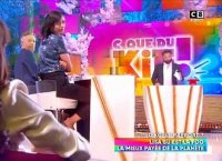 Sophie Coste affirme être payée "deux fois moins que Alexandre Devoise" à la matinale de Chérie FM pour effectuer exactement le même travail : "En radio, on croit toujours que la fille c'est la potiche"