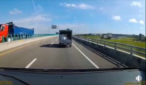 Une mousse en plastique tombe de l’arrière d’un pick-up et revient comme un boomerang.