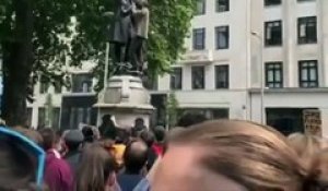Des manifestants ont renversé cet après-midi, la statue d'un marchand d'esclaves du XVIIe siècle érigée dans la ville de Bristol au Royaume-Uni