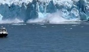Quand un morceau du glacier Columbia, au Canada, sort de l'eau sur une hauteur de 60 mètres avant de s’effondrer