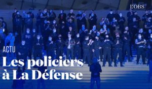 Les policiers manifestent à La Défense pour le maintien de la clé d'étranglement