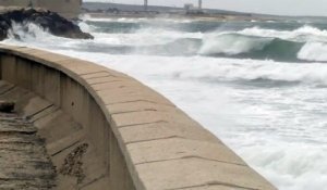 Vent d'Est : les vagues se déchainent à Port-de-Bouc