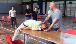 Si votre prof de self defense vous choisit pour faire sa démo... Attention, ça pique