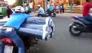 Un livreur de tapis en scooter plutôt efficace