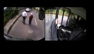 Un chauffeur de bus vient en aide à une vieille dame