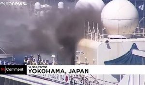 Au Japon, une grosse fumée noire s'échappe d'un paquebot