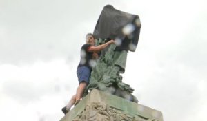 La statue du maréchal Gallieni bâchée symboliquement par des militants