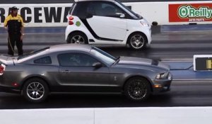 Une Smart modifiée bat une Ford Mustang au démarrage