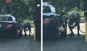 Il filme un homme qui lave sa voiture avec de l’essence à la station service
