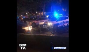 Paris: en colère, des policiers manifestent devant le Bataclan