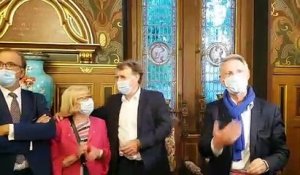 Serge Grouard (LR), avec son masque, aux côtés de Florent Montillot (UDI), à l'hôtel Groslot, avant l'annonce de sa victoire aux municipales à Orléans