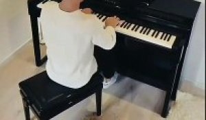 Il joue du piano... en équilibre sur les mains !