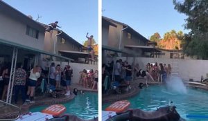 Sauter dans la piscine depuis le toit de la maison