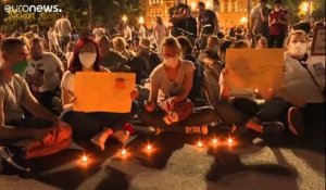 Manifestation pacifique devant le parlement serbe à Belgrade